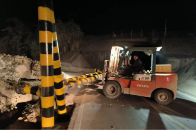 撫州市公路事業發展中心資溪分中心連夜處置涵洞限高架確保道路機動車輛安全生產